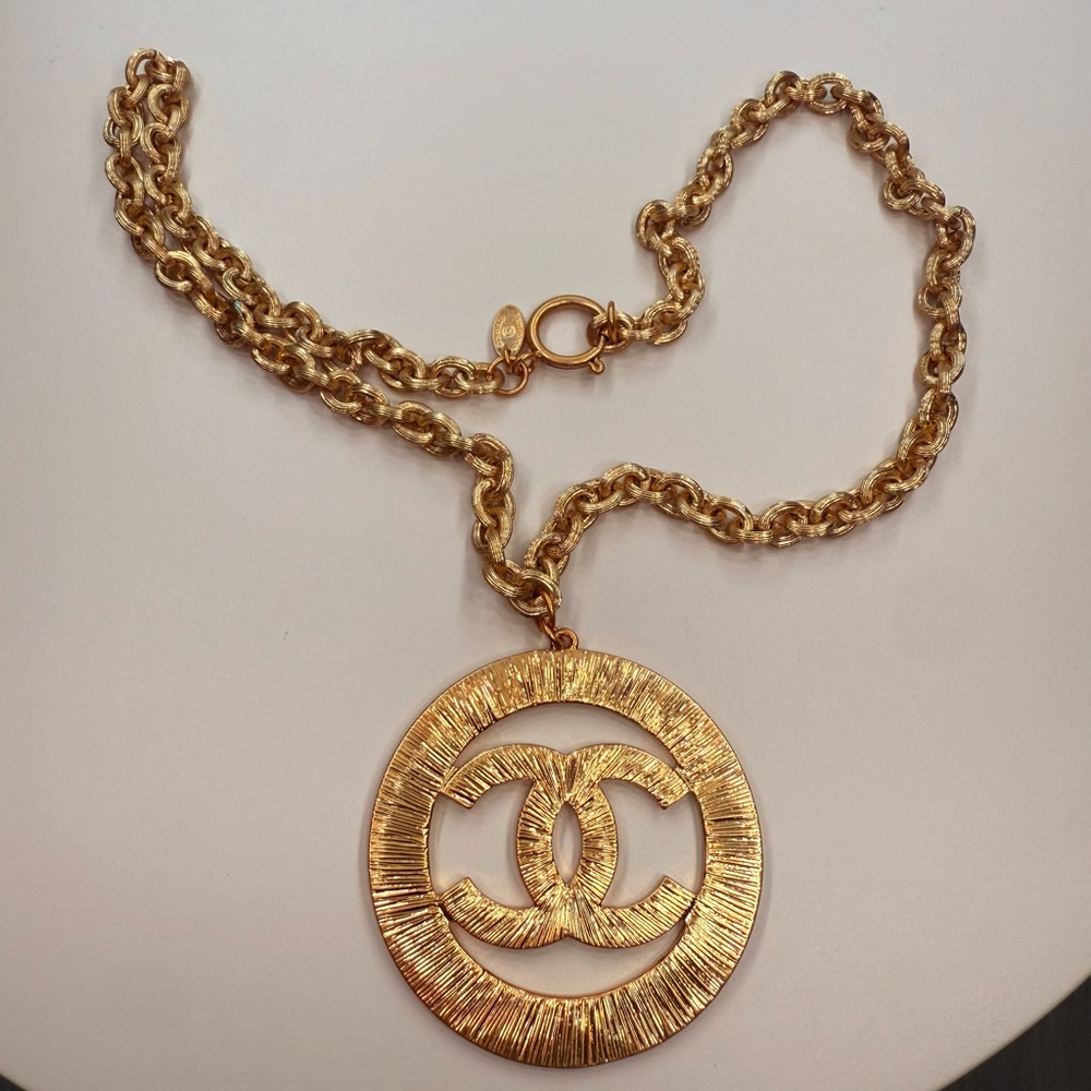 ✨Vintage Chanel XL Medallion Necklace ✨ - Picture 6 of 9